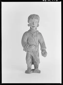 Alain Guey photographie Ange sculpté. Provenant de Saint-Fiacre, dans le Puy-de-Dôme Ile-de-France, France 1968/4/1 Ph.1968.3.718 Photo