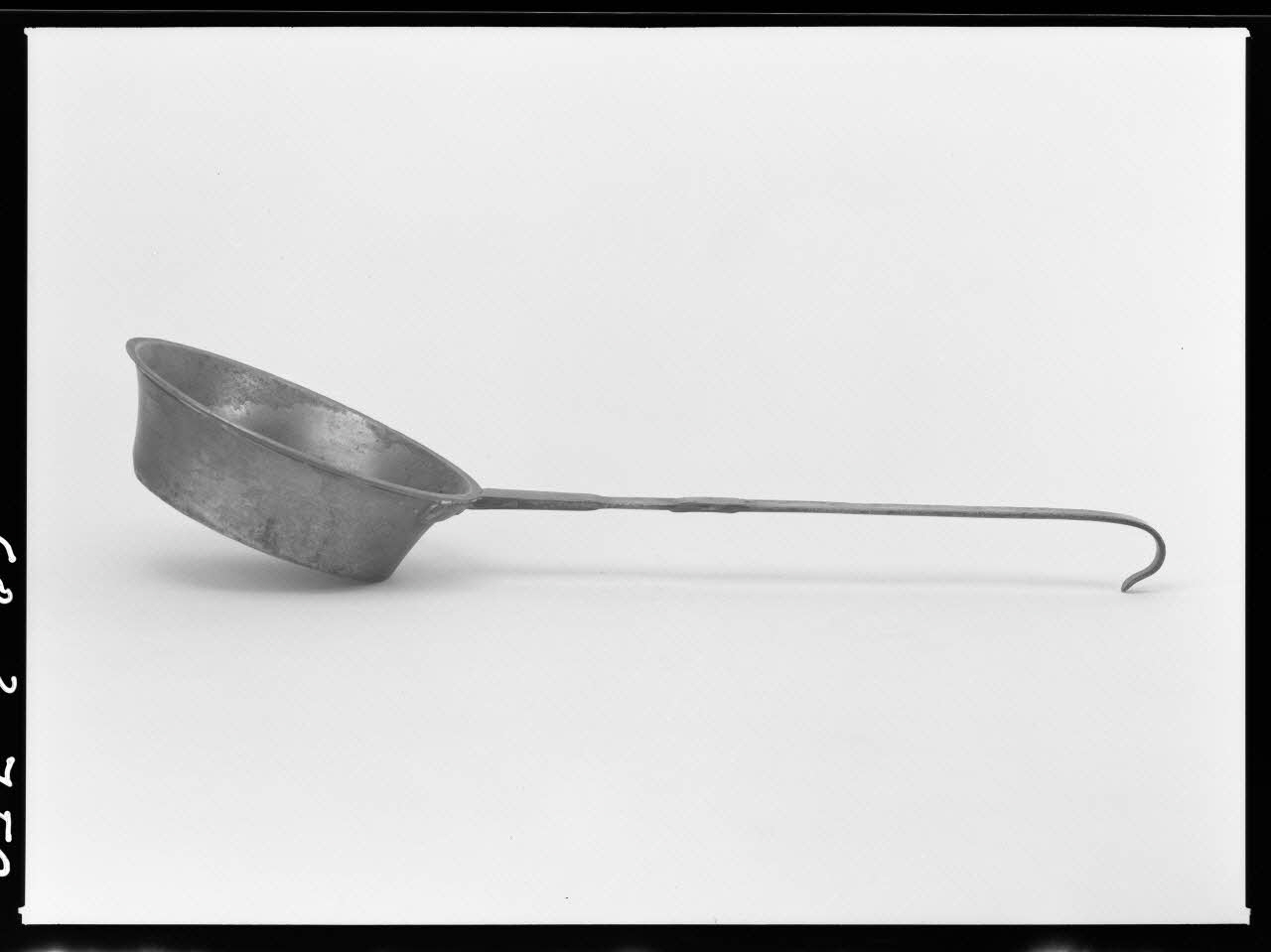 Alain Guey photographie Casserole avec manche en cuivre, et décorée de soleils. Provenant d'Auvergne Ile-de-France, France 1968/5/1 Ph.1968.3.752 Photo