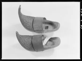 Alain Guey photographie Paire de sabots, avec pointe relevée et clous de cuivre Ile-de-France, France 1968/5/1 Ph.1968.3.753 Photo