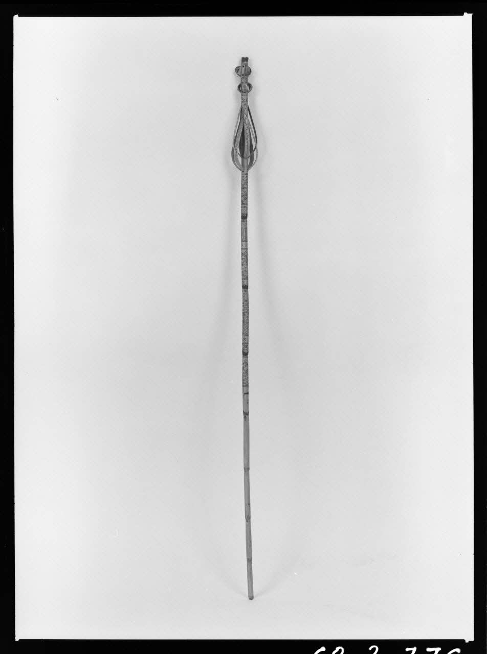 Alain Guey photographie Quenouille décorée au feu. Provenant des Landes Ile-de-France, France 1968/5/1 Ph.1968.3.776 Photo