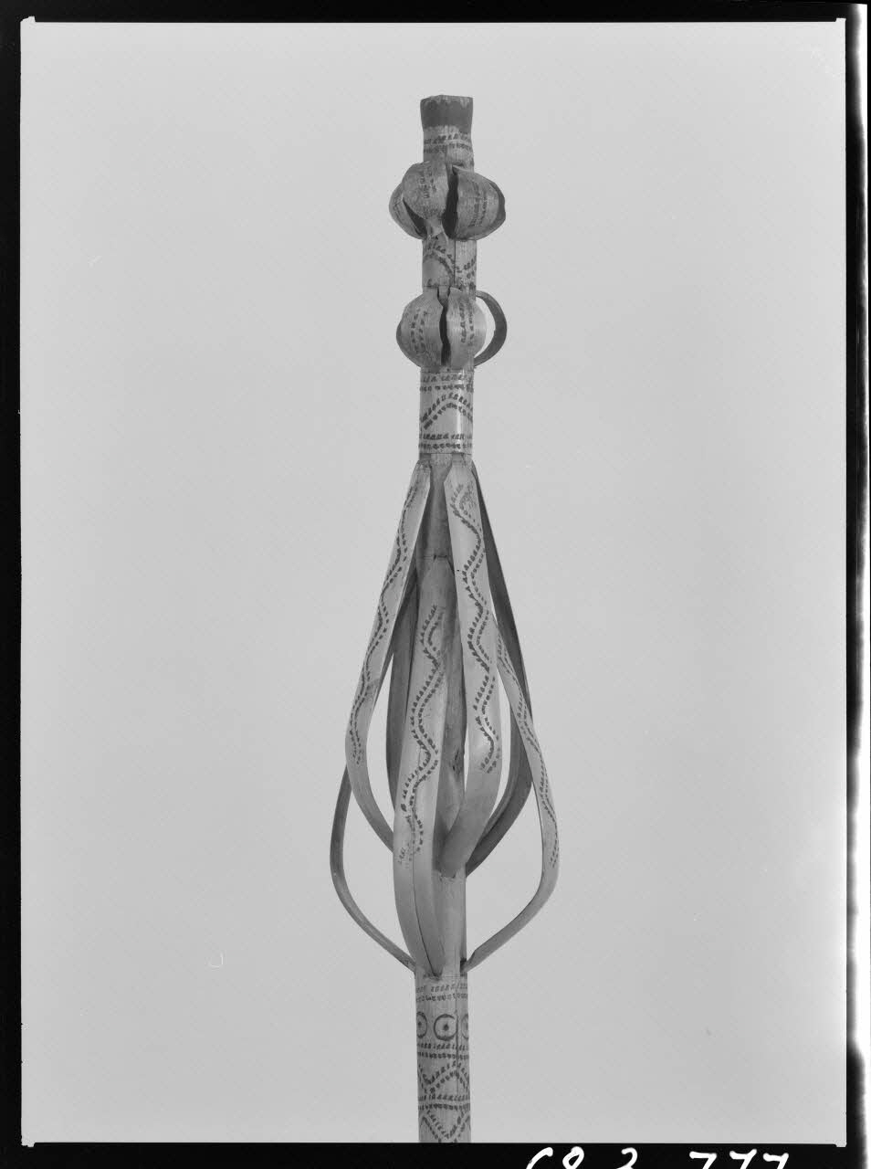 Alain Guey photographie Quenouille décorée au feu. Provenant des Landes. Détail Ile-de-France, France 1968/5/1 Ph.1968.3.777 Photo