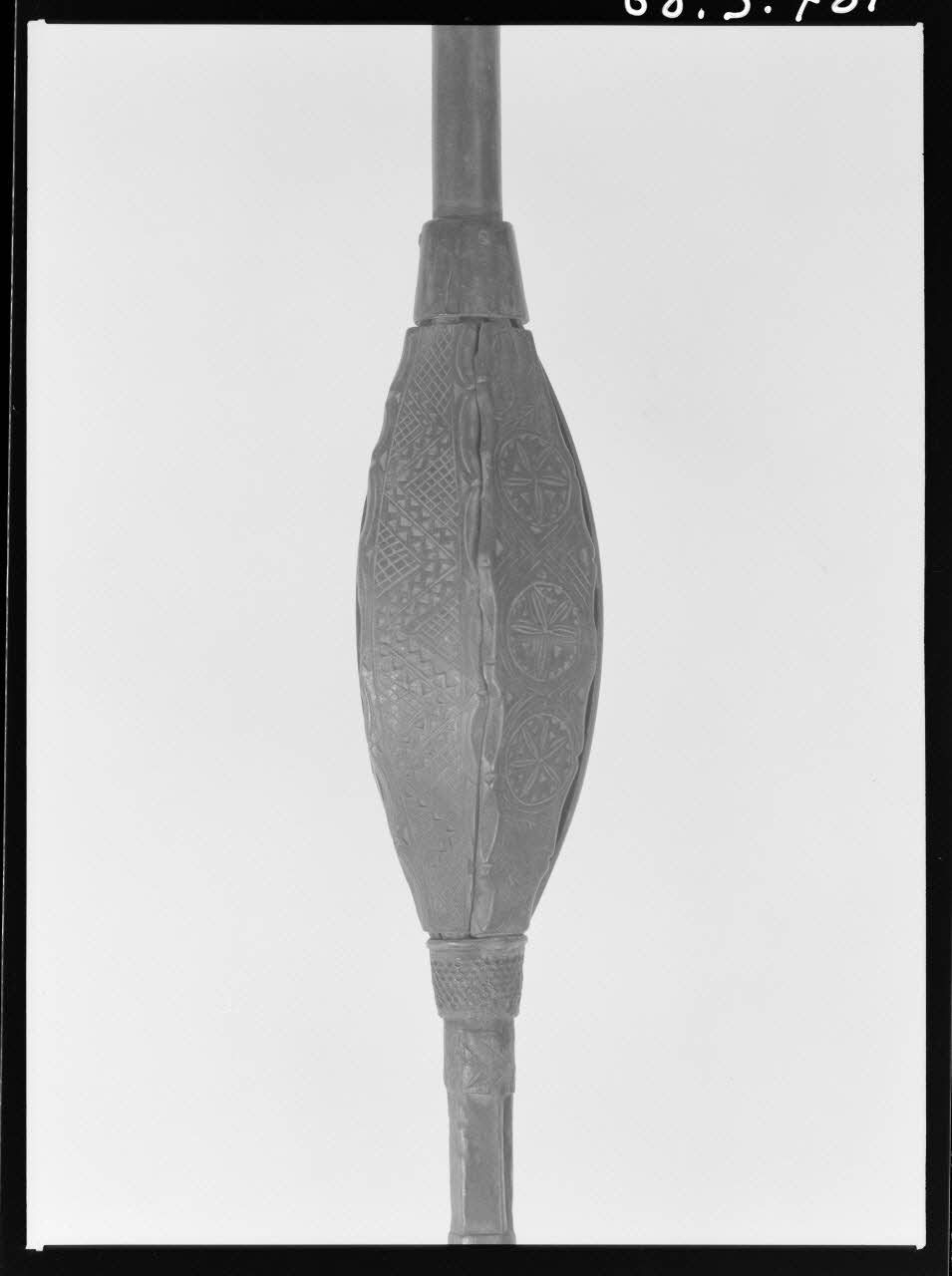 Alain Guey photographie Quenouille de fiançailles, sculptée en bois de myrte. Provenant de Corse. Détail Ile-de-France, France 1968/5/1 Ph.1968.3.781  Photo