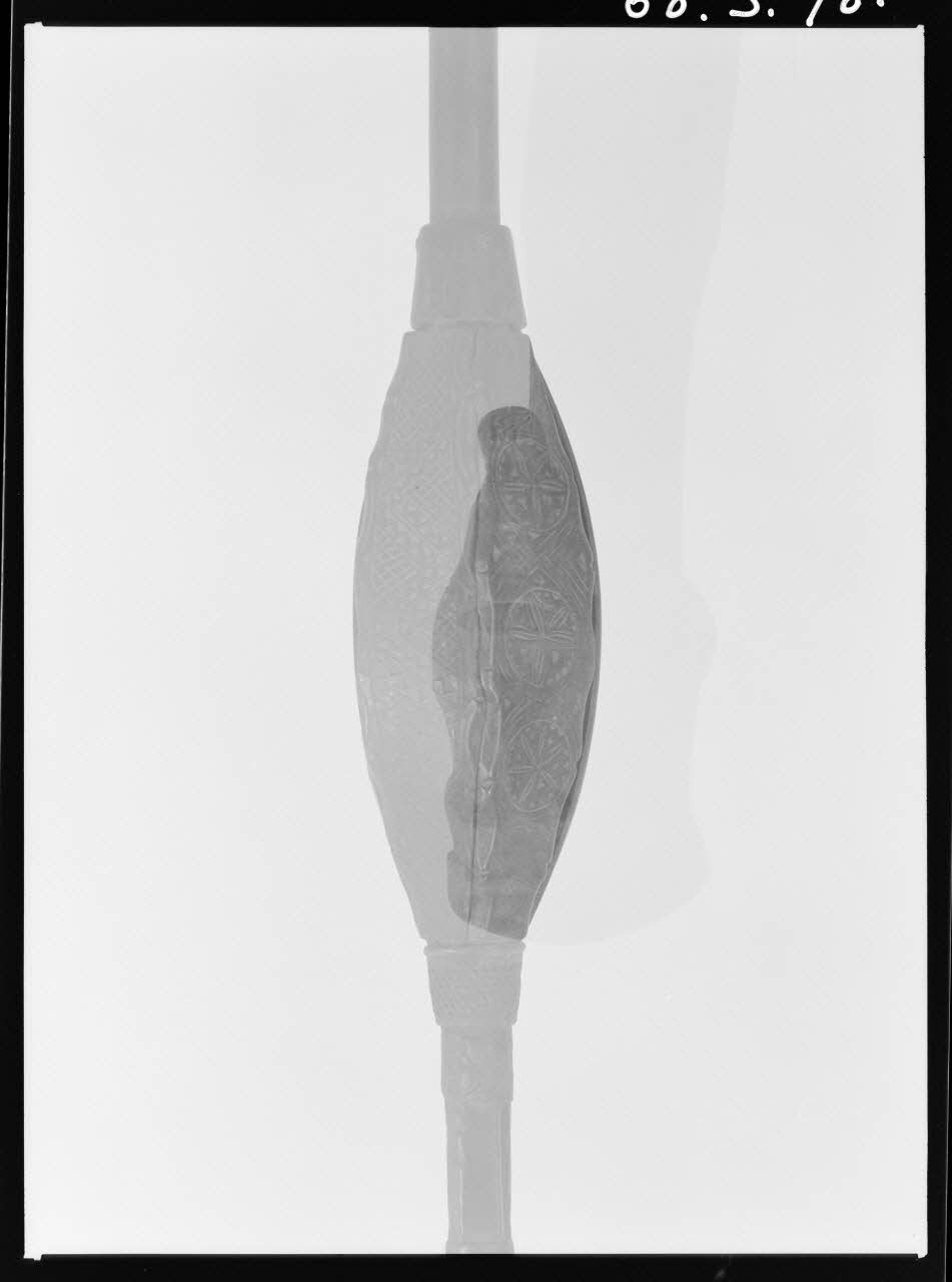 Alain Guey photographie Quenouille de fiançailles, sculptée en bois de myrte. Provenant de Corse. Détail Ile-de-France, France 1968/5/1 Ph.1968.3.781  Photo