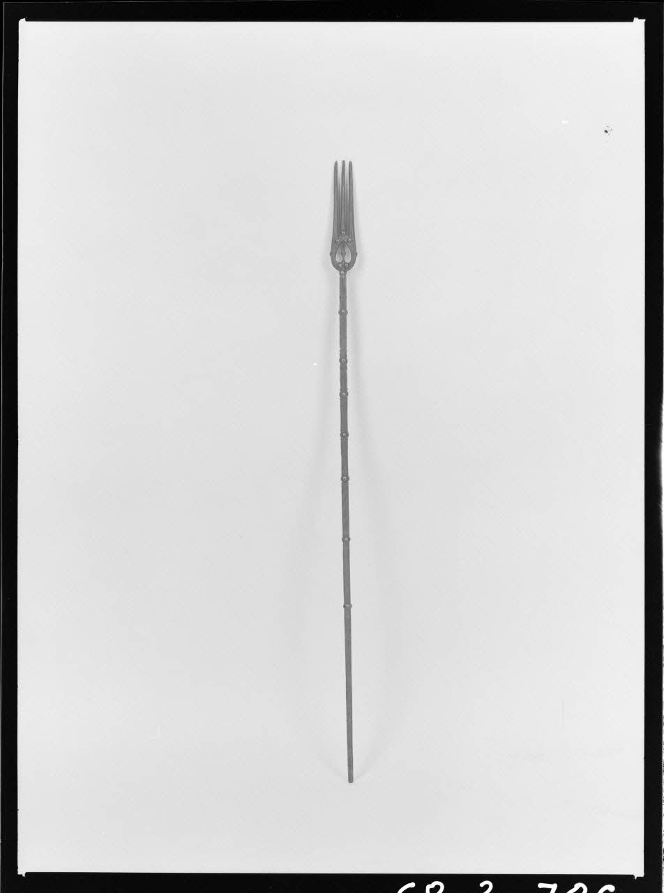 Alain Guey photographie Quenouille en bois gravé, peint et clouté. Provenant de l'Ariège Ile-de-France, France 1968/5/1 Ph.1968.3.786 Photo