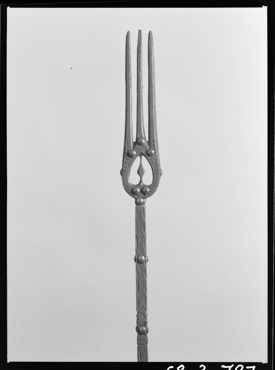 Alain Guey photographie Quenouille en bois gravé, peint et clouté. Provenant de l'Ariège. Détail Ile-de-France, France 1968/5/1 Ph.1968.3.787 Photo