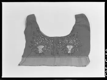 Alain Guey photographie Plastron en soie blanche pailletée. Provenant de Saône-et-Loire Ile-de-France, France 1968/5/1 Ph.1968.3.805 Photo