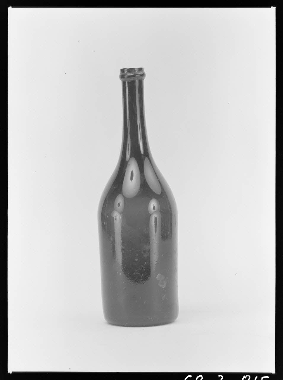 Alain Guey photographie Bouteille en verre soufflé Ile-de-France, France 1968/6/1 Ph.1968.3.815 Photo