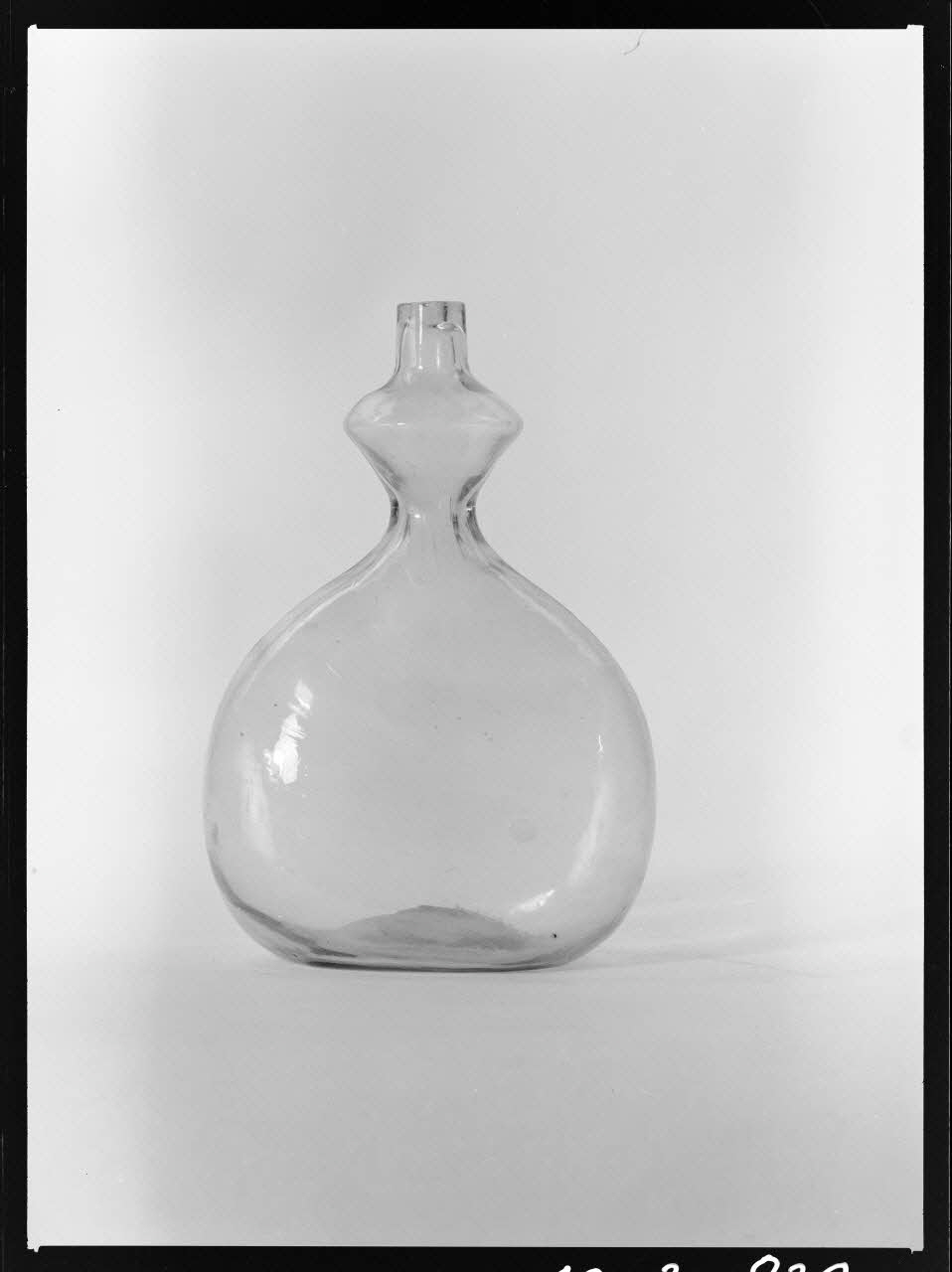 Alain Guey photographie Bouteille en verre, de couleur vert clair Ile-de-France, France 1968/6/1 Ph.1968.3.822 Photo