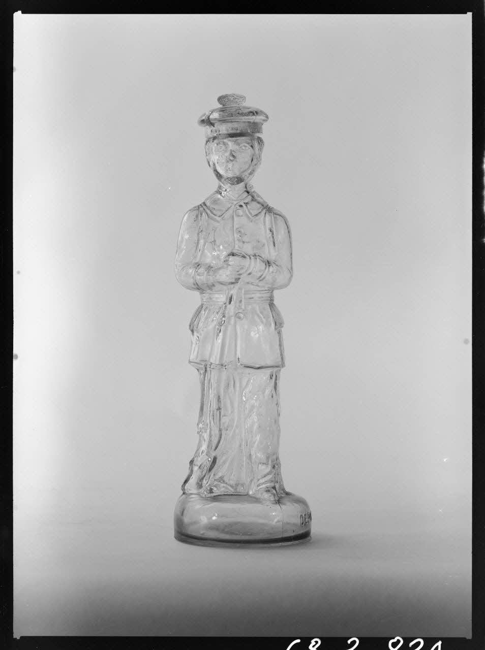 Alain Guey photographie Bouteille en verre, en forme de jeune garçon. Datée autour de 1900 Ile-de-France, France 1968/6/1 Ph.1968.3.824 Photo