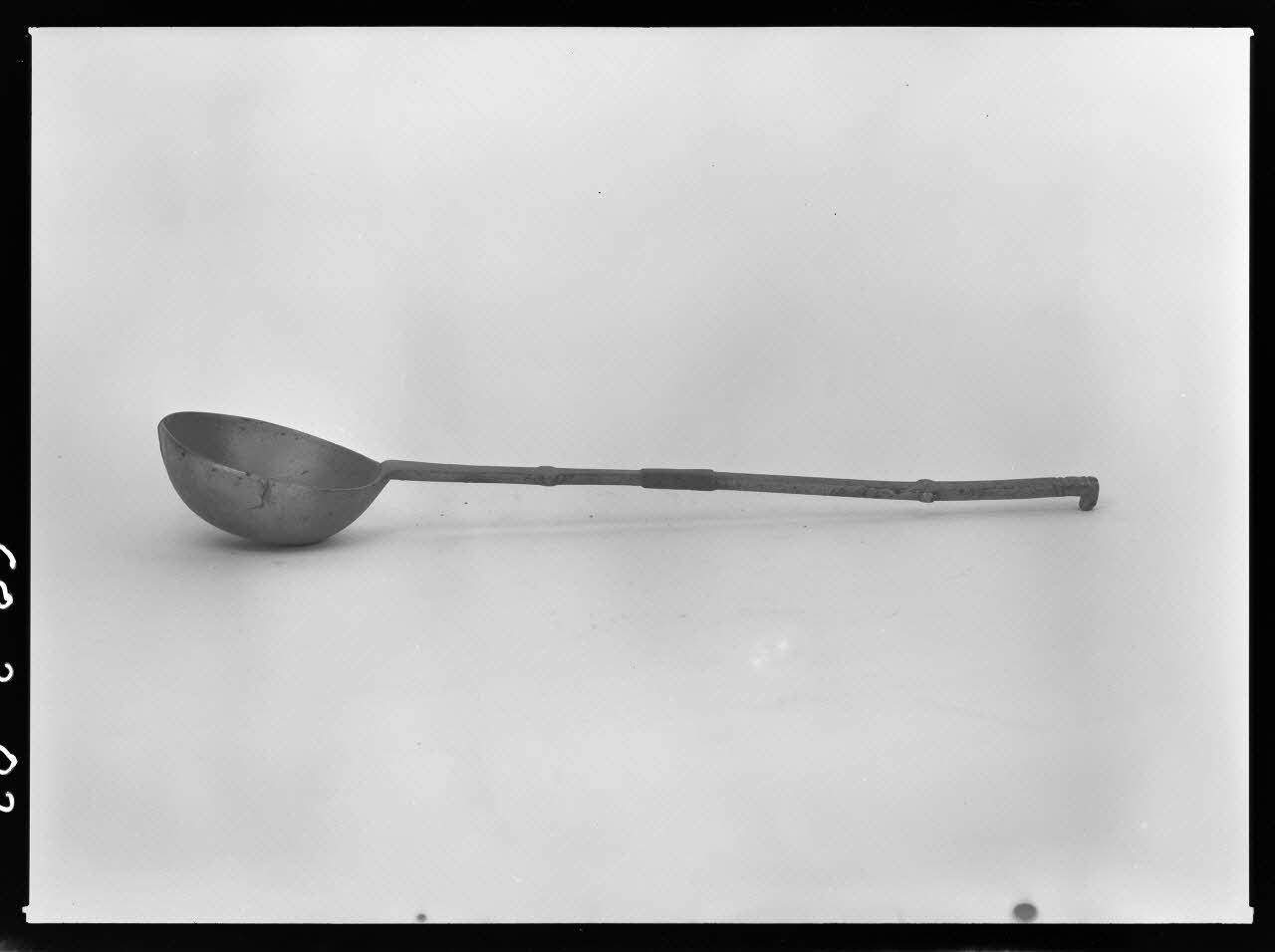 Alain Guey photographie [Louche en cuivre jaune] Ile-de-France, France 1968/6/1 Ph.1968.3.830 Photo