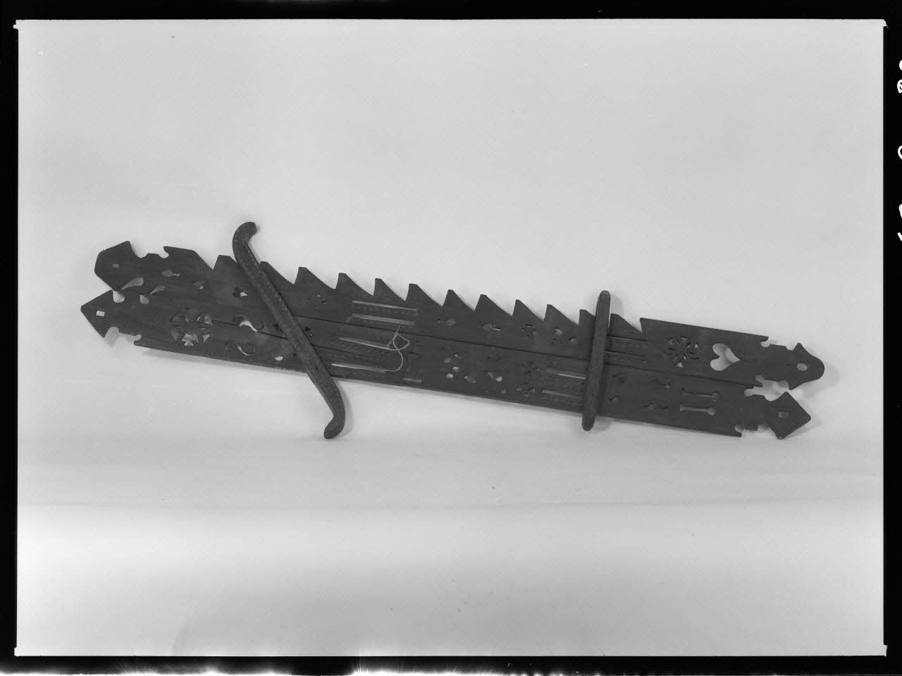 Alain Guey photographie Porte-chaleil en bois. Provenant du Puy-de-Dôme Ile-de-France, France 1968/7/1 Ph.1968.3.837 Photo