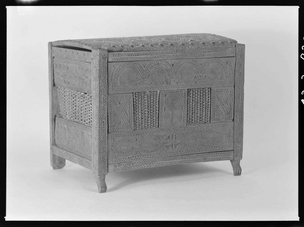 Alain Guey photographie Coffret en bois et vannerie. Provenant d'Auvergne Ile-de-France, France 1968/7/1 Ph.1968.3.839 Photo