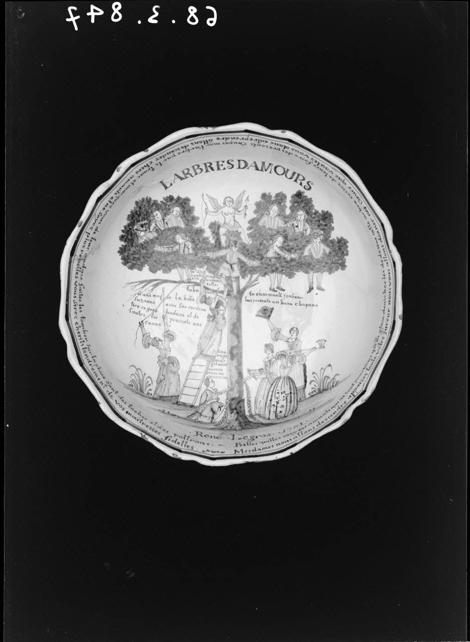 Alain Guey photographie Saladier en faïence blanche et inscription polychrome: "L'arbres Damours". Signé: "René Legras. 1781". Provenant de Nevers, dans la Nièvre Ile-de-France, France 1968/8/1 Ph.1968.3.847 Photo