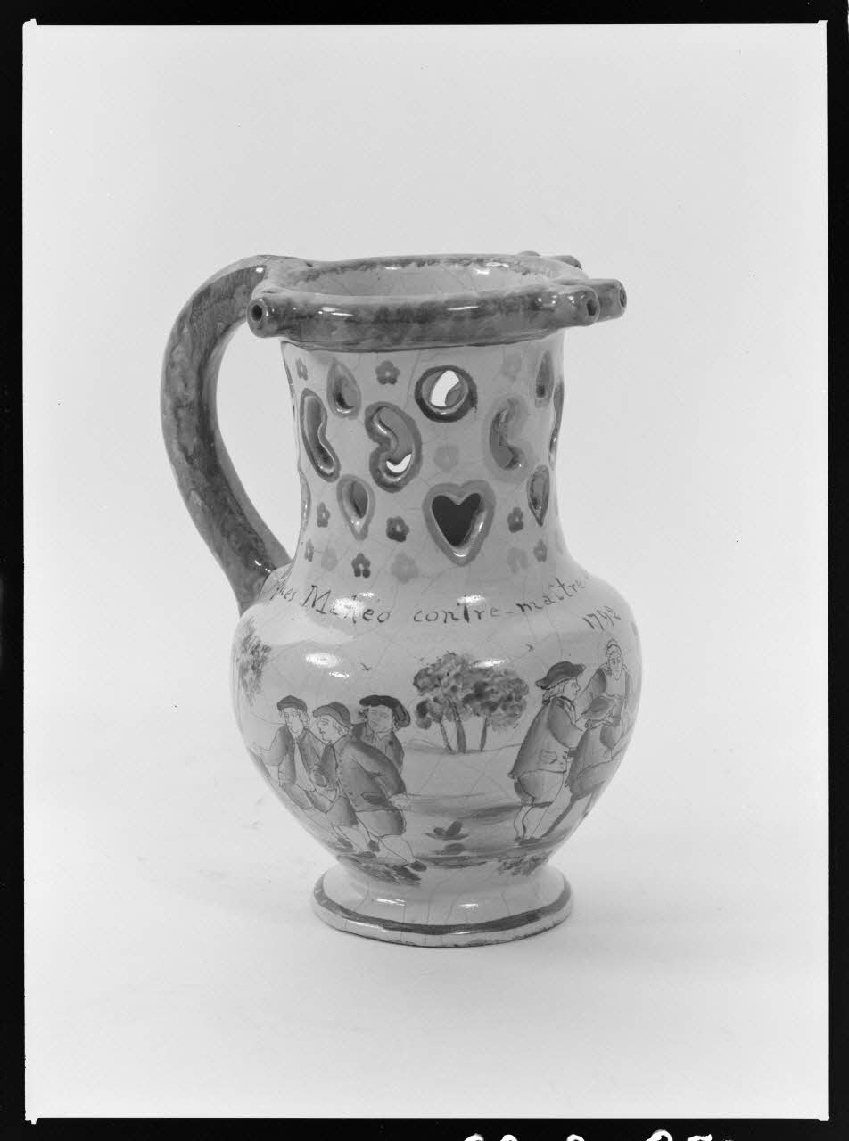 Alain Guey photographie Pot à surprise, en faïence polychrome. Datée de 1792. Provenant de Nevers Ile-de-France, France 1968/8/1 Ph.1968.3.859 Photo