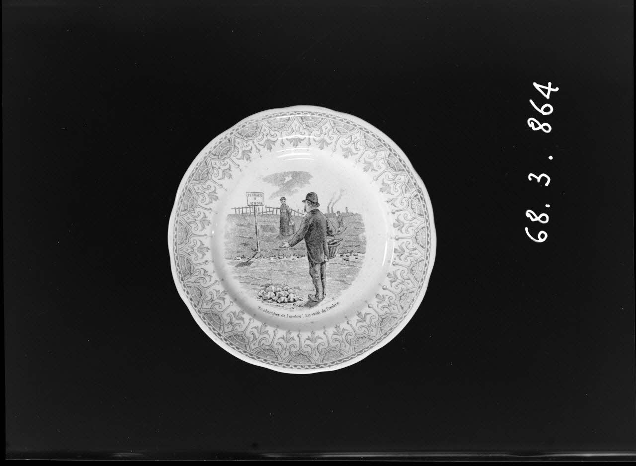 Alain Guey photographie Assiette en faïence "Digoin-Sarreguemines". Inscription: "Tu cherches de l'ombre: en voilà de l'ombre" Ile-de-France, France 1968/8/1 Ph.1968.3.864 Photo