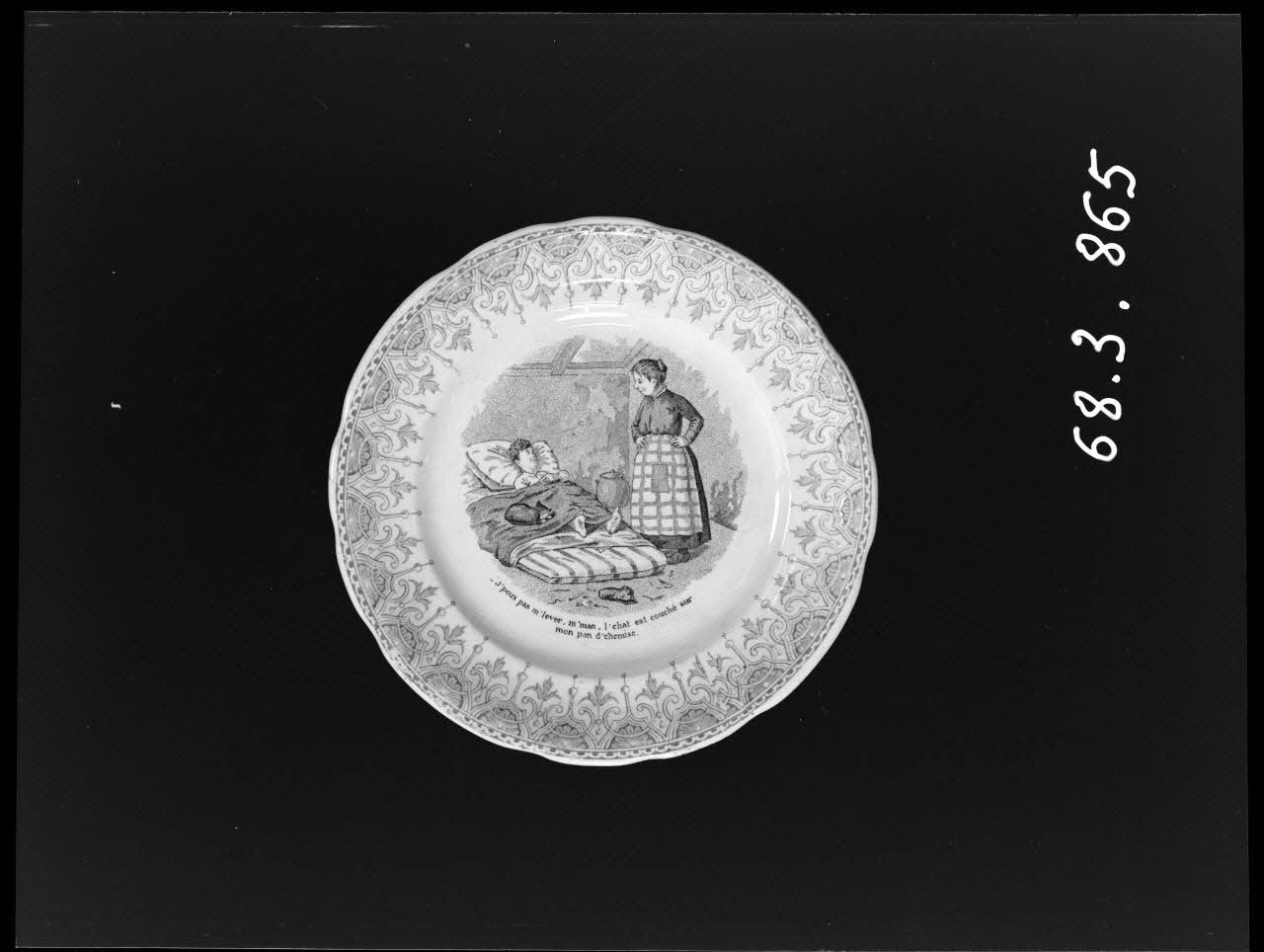 Alain Guey photographie Assiette en faïence "Digoin-Sarreguemines". Inscription: "J'peux pas m'lever, m'man, l'chat est couché sur mon pan d'chemise" Ile-de-France, France 1968/8/1 Ph.1968.3.865 Photo
