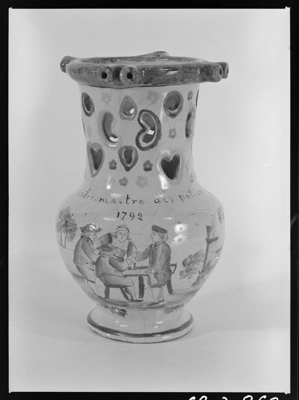 Alain Guey photographie Pot à surprise. Daté de 1792. Provenant de Nevers. Vue de face Ile-de-France, France 1968/8/1 Ph.1968.3.868 Photo