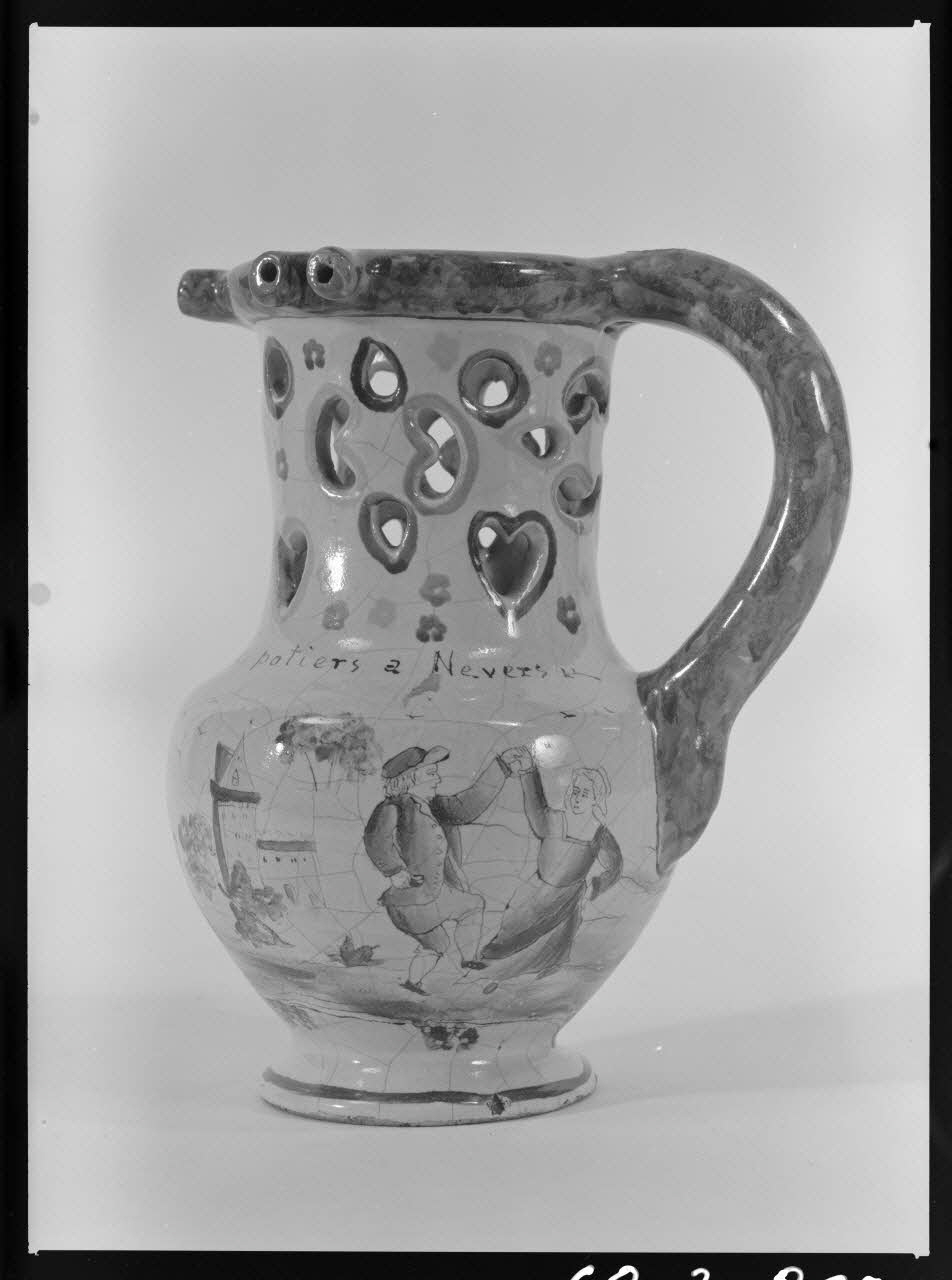 Alain Guey photographie Pot à surprise, décoré d'une scène de danse. Daté de 1792. Provenant de Nevers. Vue de face Ile-de-France, France 1968/8/1 Ph.1968.3.869 Photo
