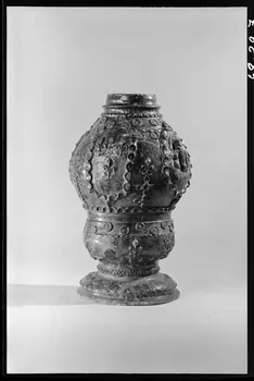 Jean-Dominique Lajoux photographie Fontaine en terre vernissée. Datée du 17è siècle et provenant de l'Ouest de la France (voir photographies Ph.1968.24.24 et Ph.1968.24.26) Ile-de-France, France 1968/2/1 Ph.1968.29.7  Photo