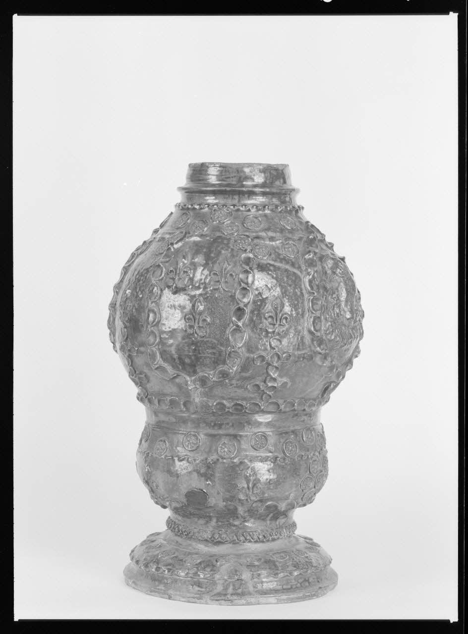 Jean-Dominique Lajoux photographie Fontaine en terre vernissée. Datée du 17è siècle. Provenant de l'Ouest de la France(voir photographies Ph.1968.24.24 et Ph.1968.24.26) Ile-de-France, France 1968/2/1 Ph.1968.29.8  Photo