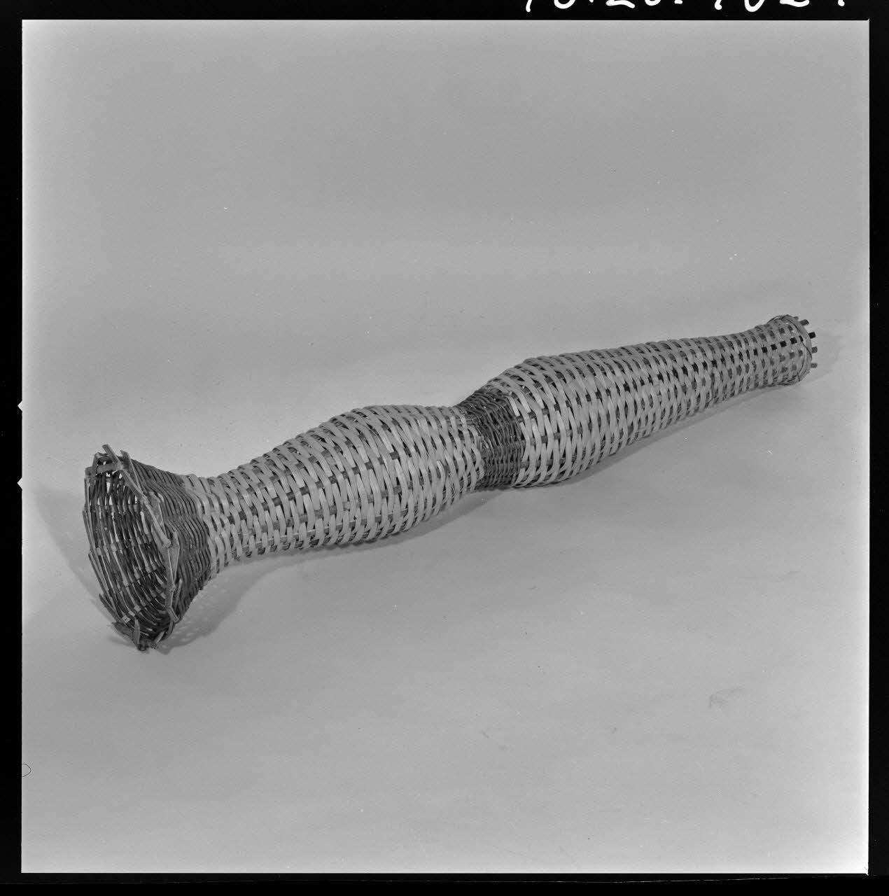 Melle Beck photographie Nasse à anguilles en osier, bois de noisetier et fer. Provenant de Charente-Maritime France 1970/5/15 Ph.1970.20.1024  Photo