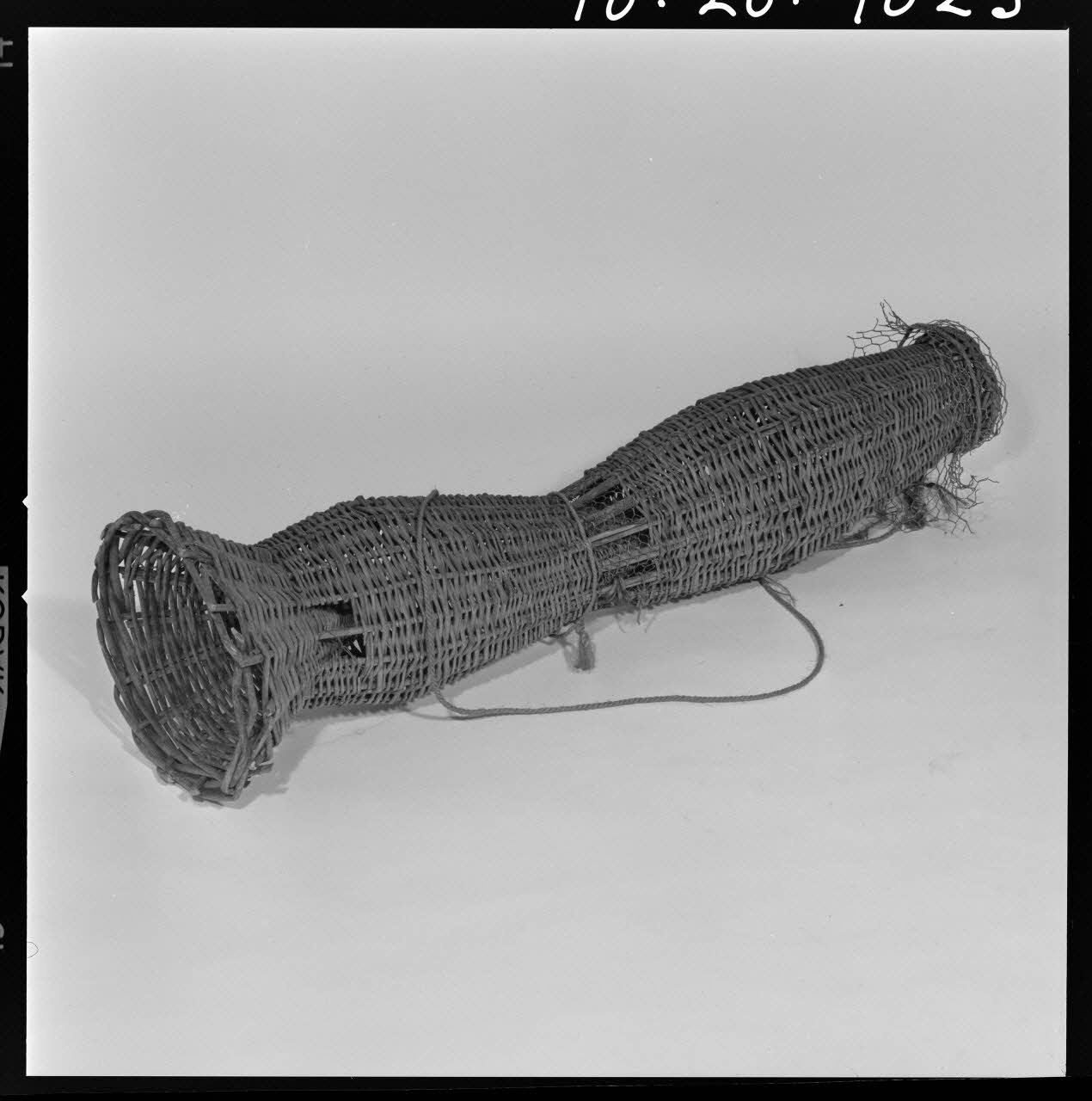 Melle Beck photographie Nasse à anguilles en vannerie et fil de fer. Provenant de Charente France 1970/5/15 Ph.1970.20.1025  Photo