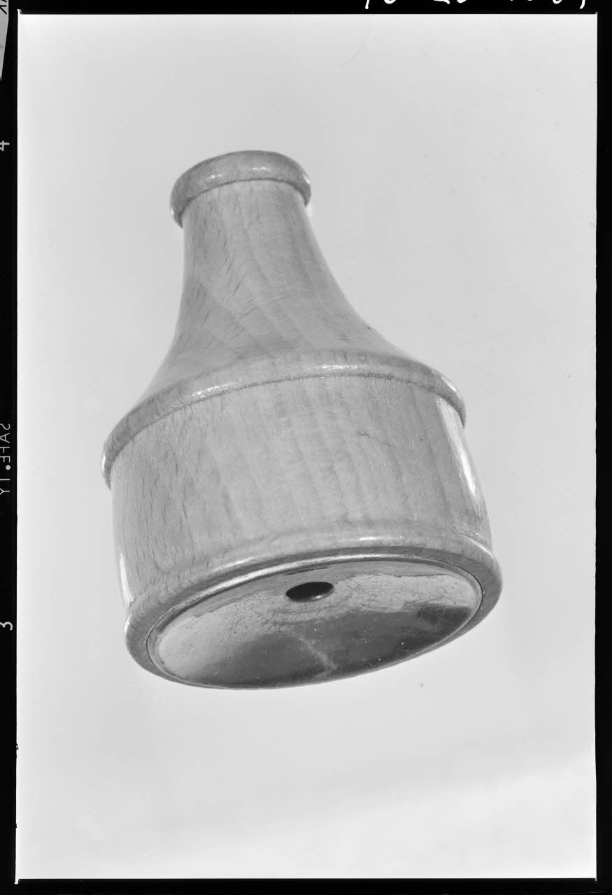 Melle Beck photographie Appeau à merles mâles, en bois et métal. Provenant du Vaucluse France 1970/5/21 Ph.1970.20.1064  Photo