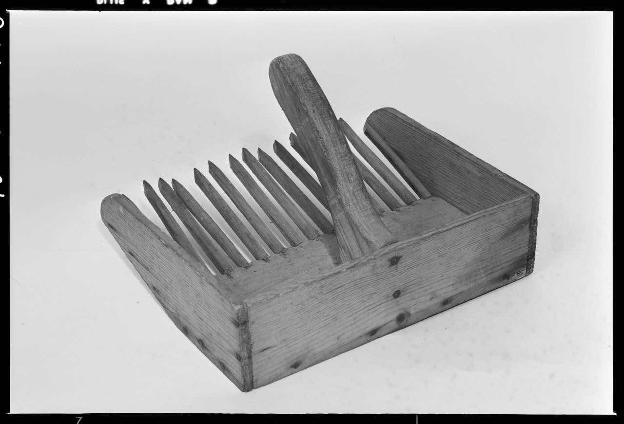 Melle Beck photographie Peigne à airelles en bois, à quatorze dents. Provenant de Lozère France 1970/5/28 Ph.1970.20.1103  Photo
