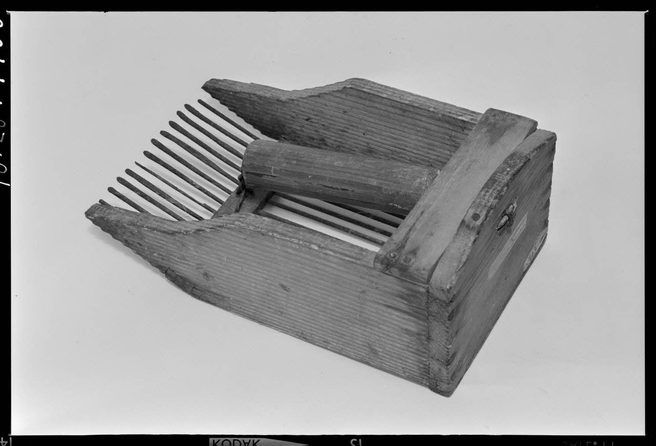 Melle Beck photographie Peigne à myrtilles en bois et fer. Provenant de Moselle France 1970/5/28 Ph.1970.20.1106  Photo