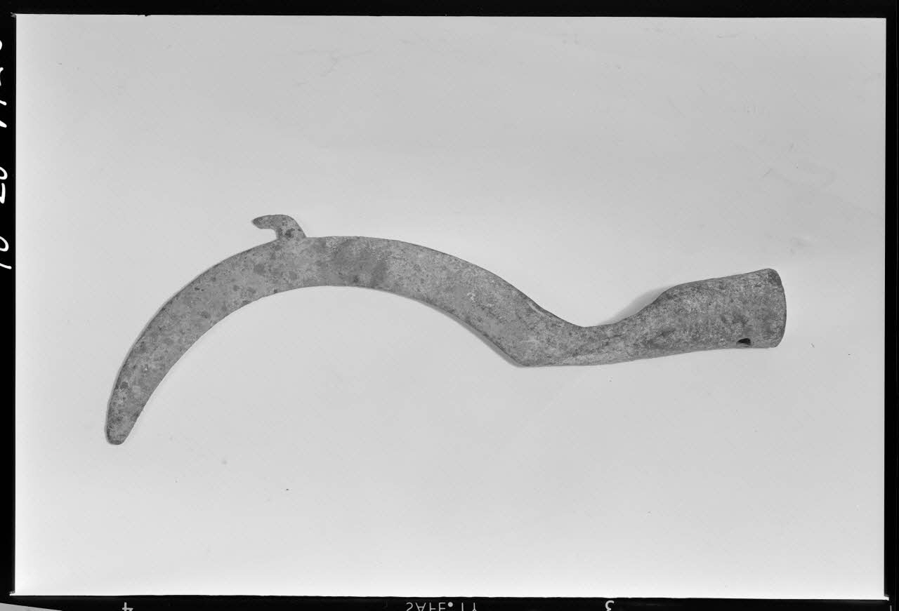 Melle Beck photographie Faucille-croissant (sans manche). Provenant des Hautes-Pyrénées France 1970/5/28 Ph.1970.20.1125  Photo