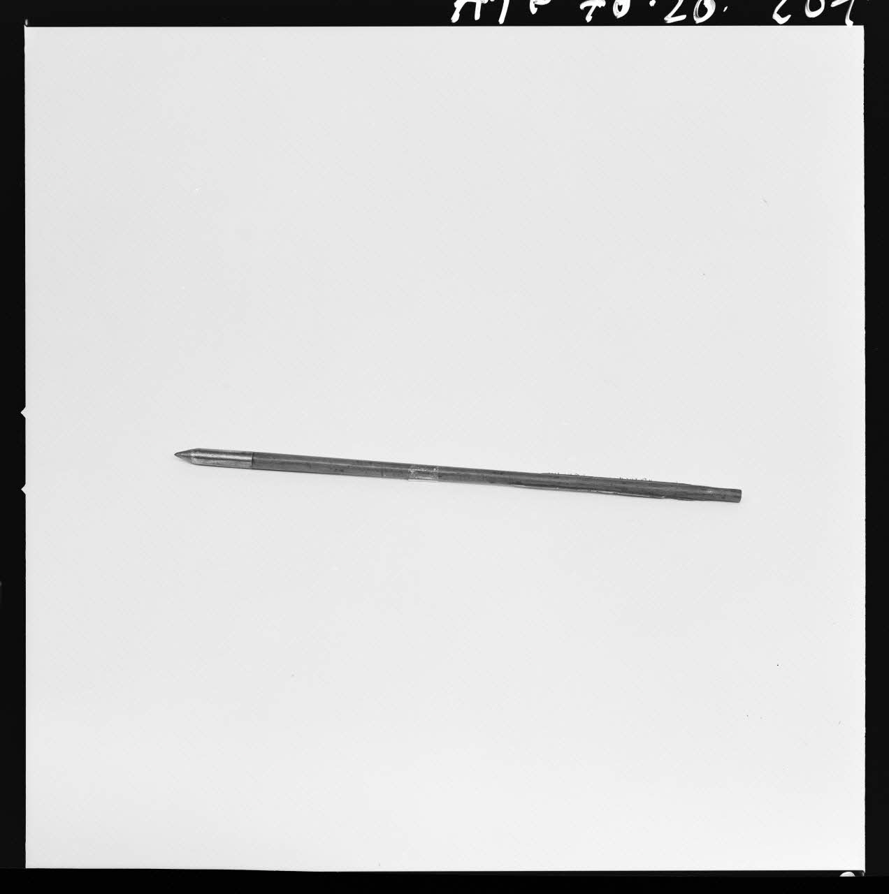 Trouche photographie Carreau d'arbalète en bois et fer. Provient du Nord. Daté d'avant 1812 France 1970/2/26 Ph.1970.20.207  Photo