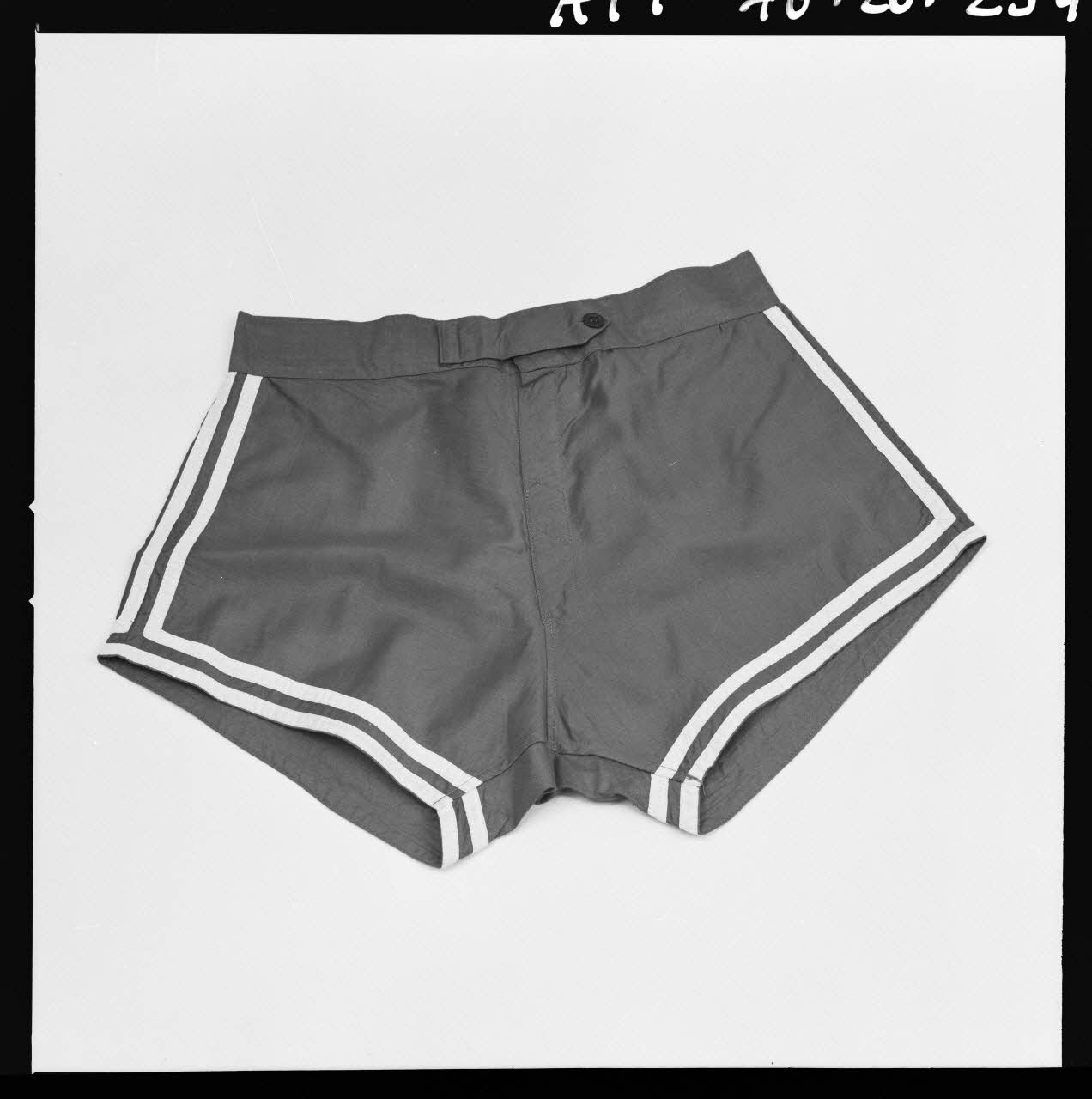 Trouche photographie Culotte en satinette provenant de Paris. Daté de 1957 France 1970/2/27 Ph.1970.20.254  Photo