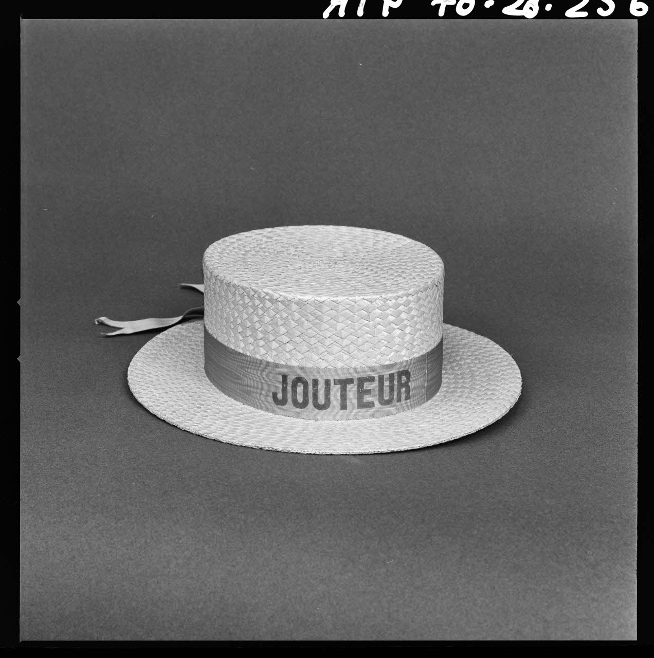 Trouche photographie Chapeau de jouteur languedocien provenant de Sète (Hérault). Daté d'avant 1957 France 1970/2/27 Ph.1970.20.256  Photo