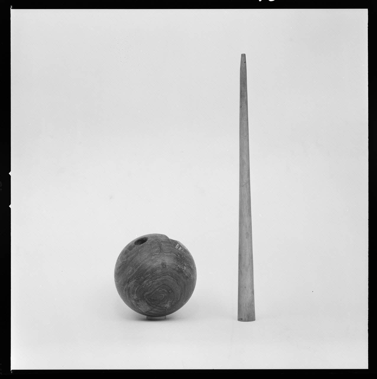 Trouche photographie Quillette et boule en charme et gaïac provenant des Landes. Daté d'avant 1957 France 1970/2/27 Ph.1970.20.270  Photo