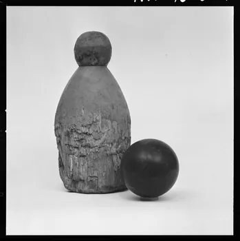 Trouche photographie Quillette et boule en charme et gaïac provenant des Côte-d'Or. Daté d'avant 1957 France 1970/2/27 Ph.1970.20.272  Photo