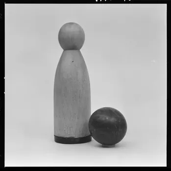 Trouche photographie Quillette et boule en charme et gaïac provenant des Haute-Saône. Daté d'avant 1957 France 1970/2/27 Ph.1970.20.273  Photo