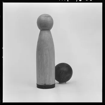 Trouche photographie Quillette et boule en charme et gaïac provenant des Haute-Marne. Daté d'avant 1957 France 1970/2/27 Ph.1970.20.274  Photo