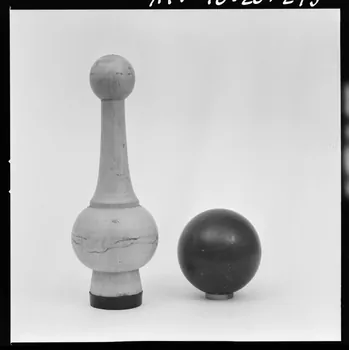 Trouche photographie Quillette et boule en charme et gaïac provenant des Côte-d'Or. Daté de 1957 France 1970/2/27 Ph.1970.20.275  Photo