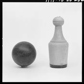 Trouche photographie Quillette et boule en charme et gaïac provenant de Saône-et-Loire. Daté d'avant 1957 France 1970/2/27 Ph.1970.20.282  Photo