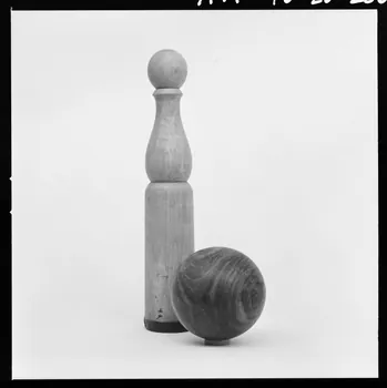 Trouche photographie Quillette et boule en charme et gaïac provenant de l'Allier. Daté d'avant 1957 France 1970/2/27 Ph.1970.20.286  Photo