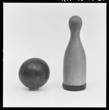 Trouche photographie Quillette et boule en charme et gaïac provenant de la Bresse. Daté d'avant 1957 France 1970/2/27 Ph.1970.20.288  Photo