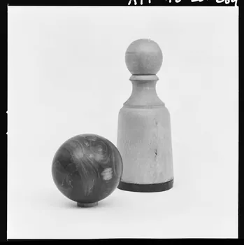 Trouche photographie Quillette et boule en charme et gaïac provenant de Saône-et-Loire. Daté d'avant 1957 France 1970/2/27 Ph.1970.20.289  Photo