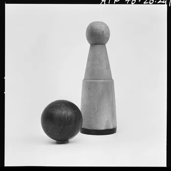 Trouche photographie Quillette et boule en charme et gaïac provenant du Charollais. Daté d'avant 1957 France 1970/2/27 Ph.1970.20.291  Photo