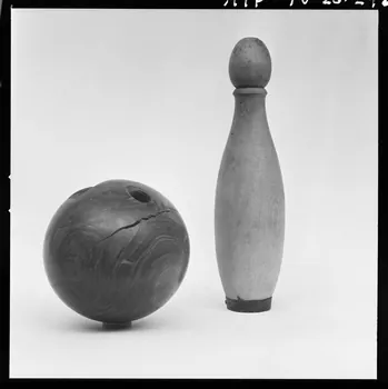 Trouche photographie Quillette et boule en charme et gaïac provenant de la Loire. Daté d'avant 1957 France 1970/2/27 Ph.1970.20.292  Photo