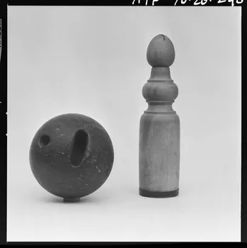 Trouche photographie Quillette et boule en charme et gaïac provenant du Haut-Rhin. Daté d'avant 1957 France 1970/2/27 Ph.1970.20.298  Photo