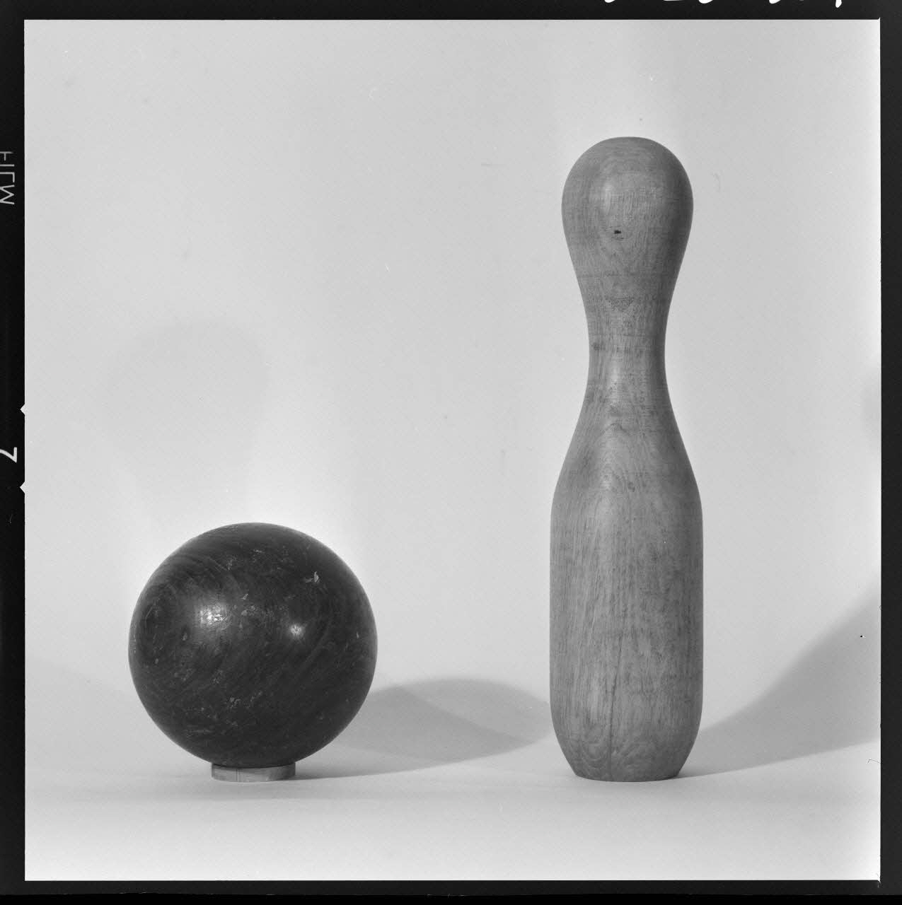 Trouche photographie Quillette et boule en charme et gaïac provenant de Moselle. Daté d'avant 1957 France 1970/2/27 Ph.1970.20.304  Photo