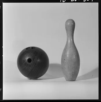Trouche photographie Quillette et boule en charme et hêtre. Daté de 1957 France 1970/2/27 Ph.1970.20.307  Photo