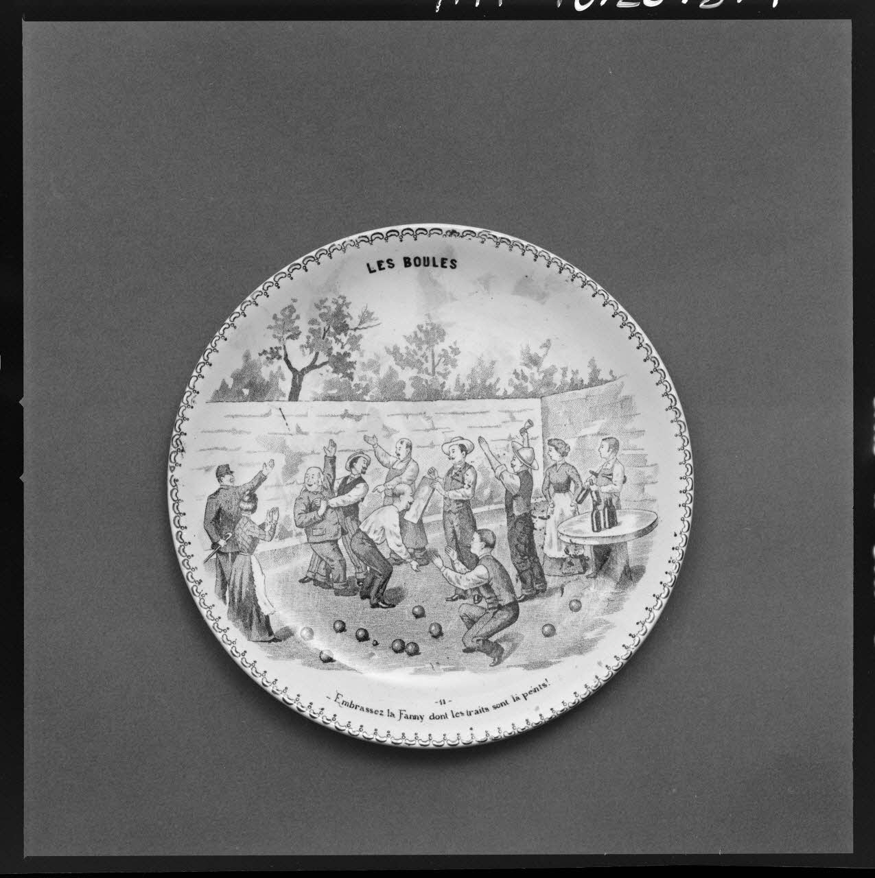 Trouche photographie Assiette en faïence décorée. Daté du milieu du 19è siècle France 1970/2/27 Ph.1970.20.314  Photo