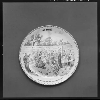 Trouche photographie Assiette en faïence décorée. Daté du milieu du 19è siècle France 1970/2/27 Ph.1970.20.314  Photo