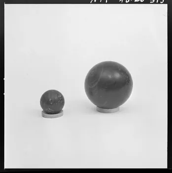 Trouche photographie Boule et cochonnet en gaïac provenant de Bretagne. Daté de 1957 France 1970/2/27 Ph.1970.20.315  Photo